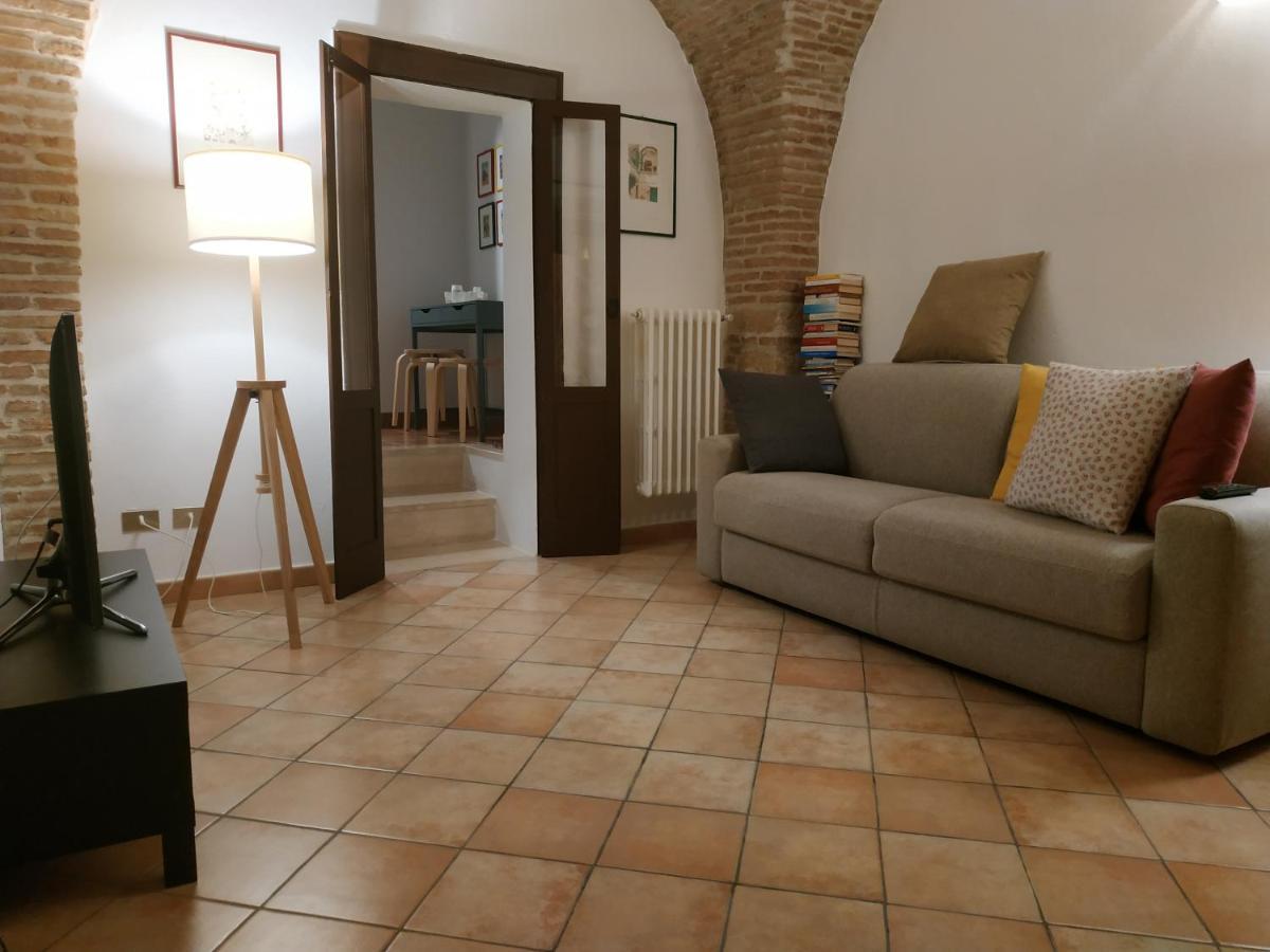 Bed And Breakfast In Piazza Orazio Venosa Exterior foto